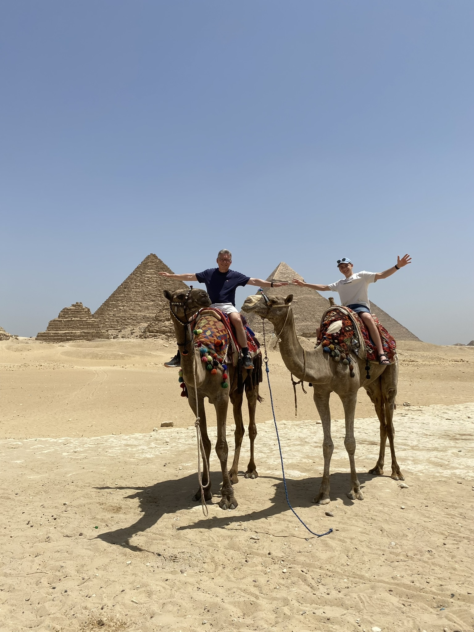 Thierry auf einem Kamel vor den Pyramiden